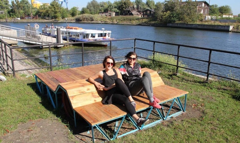 Польские дизайнеры создают скамейки из мусора - фото 2