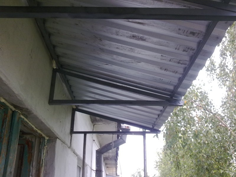 Крыша на балконе: типы конструкций и советы по установке