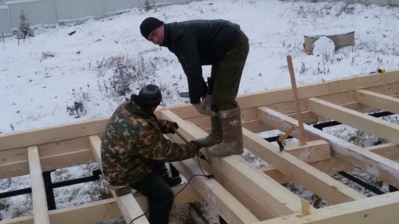 Для строительства деревянного дома нужны умелые и опытные плотники - фото 1
