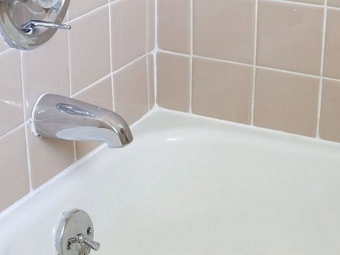 Как избавиться от зазора между ванной и плиткой - фото 5