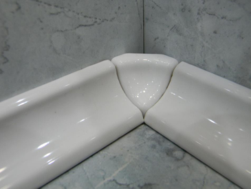 Керамические плинтусы (бордюры, уголки) для ванной: плюсы, минусы, установка - фото 3