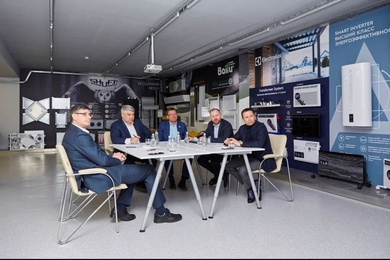 Глава Роскосмоса Дмитрий Рогозин посетил технопарк «Русклимат ИКСЭЛ» - фото 3