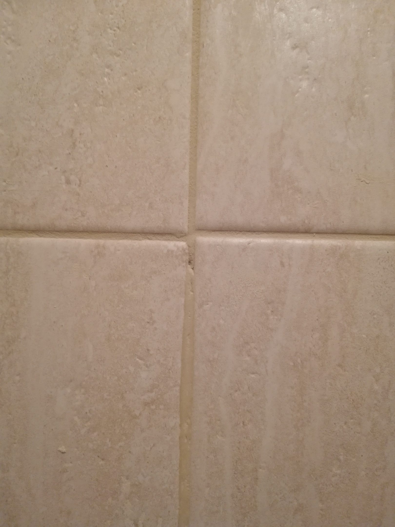 Укладка плитки на пол в ванной. Плитка по диагонали на полу кухня. Плитка в ванной без швов. Кривая укладка плитки. Укладка плитки на пол.