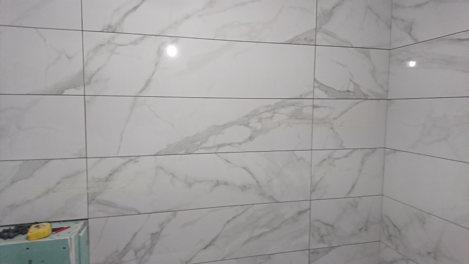 Эпоксидная затирка для плитки к52. Мрамор затирка эпоксидной затиркой. Мрамор затирка эпоксидной затиркой. Эпоксидная затирка швов плитки. Нанесение эпоксидной затирки на плитку.