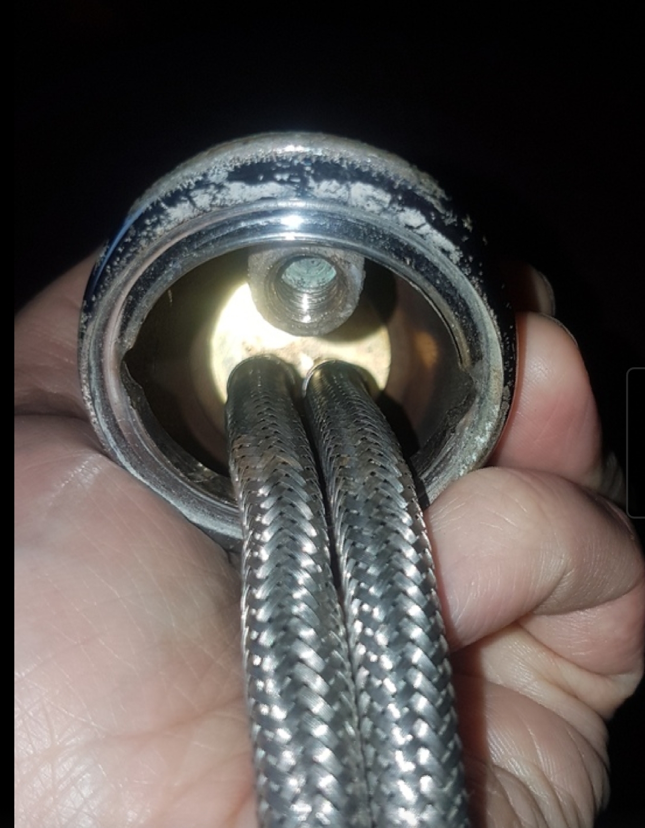 Вкрутить шланги в смеситель. Ключ для гибкой подводки. Как закрутить шланг в глубокий смеситель. Как закрутить шланг в глубокий смеситель. Вкрученная гибкая подводка.