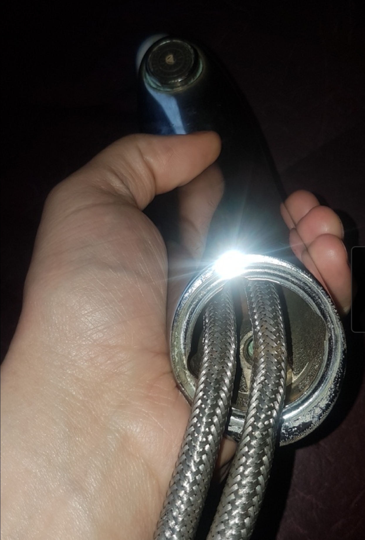 Ключ для гибкого шланга смесителя. Ключ для гибкой подводки смесителя м10. Ключ grohe для гибкой подводки. Как закрутить шланг в глубокий смеситель. Альтернатива гибкой подводки.