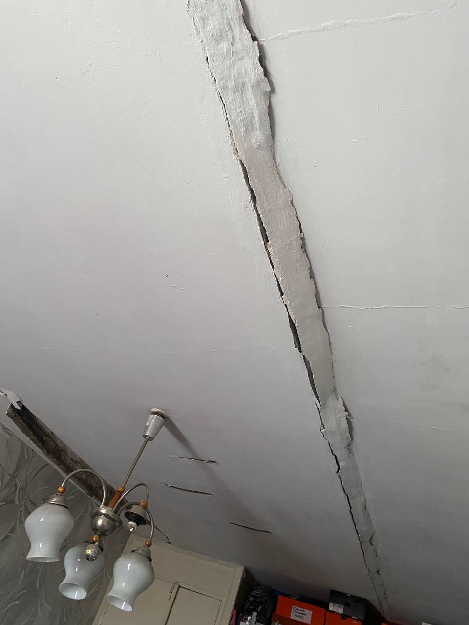 Лопнула плита на потолке. Потолок на пятом этаже в пятиэтажном доме