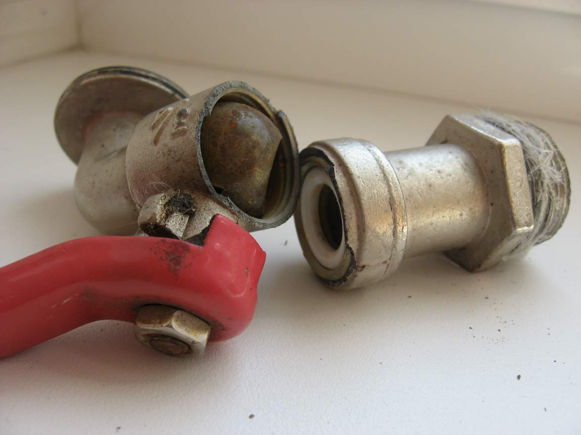 Сорвало кран кто виноват. Прорвало кран в ванной. Сорвало кран кто виноват. Подтекает однорычажный смеситель. Соединитель крана лопнул.