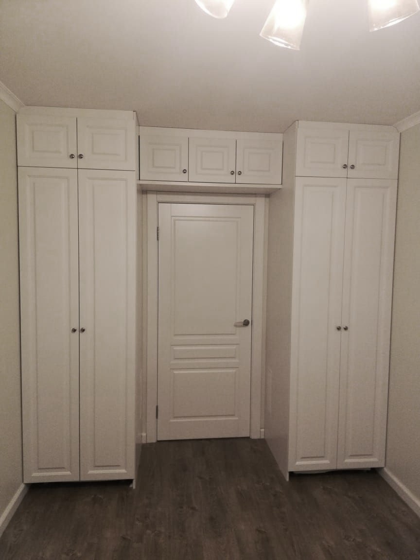 Шкаф вокруг двери