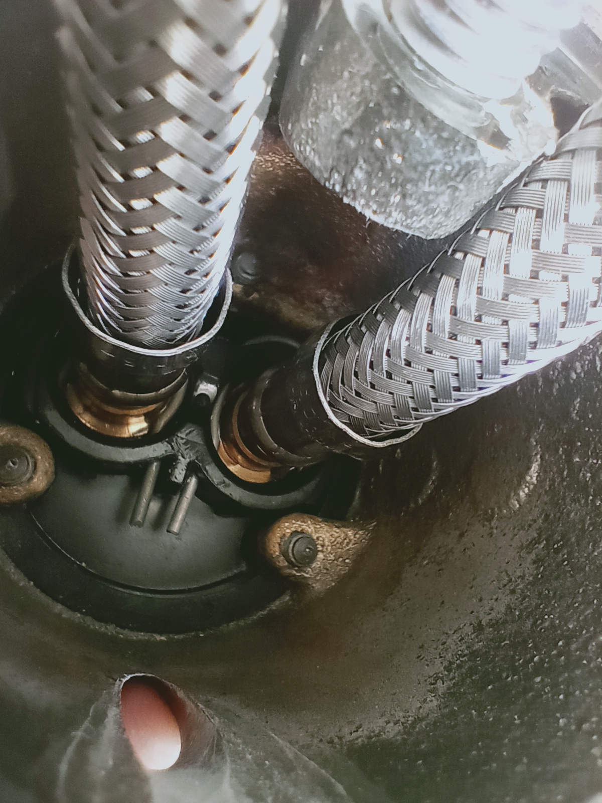 Ключ для вкручивания гибкой подводки в смеситель. Ключ для гайки смесителя под раковиной. Teka смеситель подводка штуцер. Ключ для гибкой подводки к крану. Ключ грое для гибкой подводке.