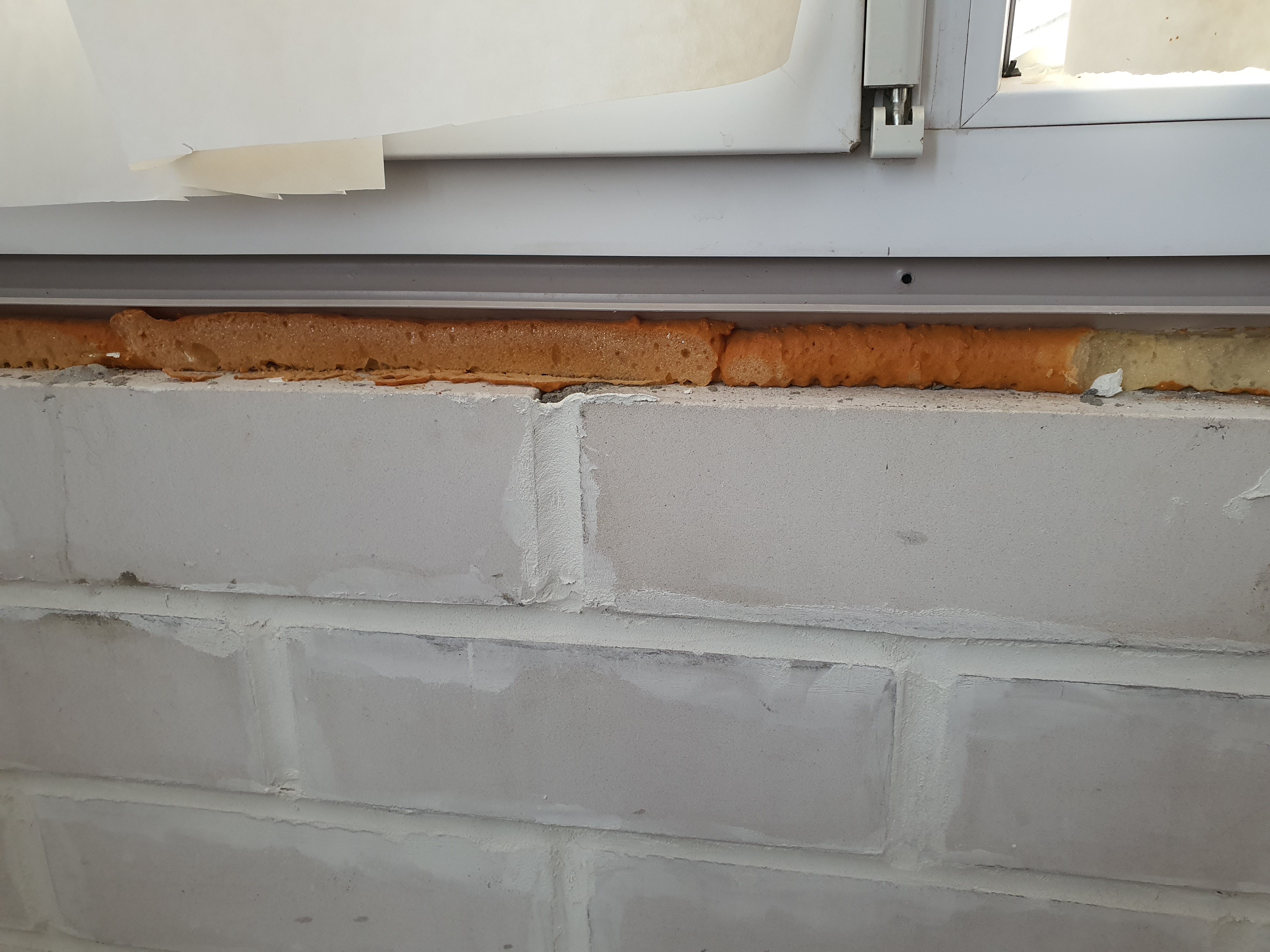 Состояние шва под подоконником с пластиковым уголком