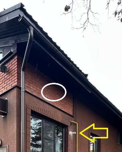 кондиционер под козырькем на стене где дымоход