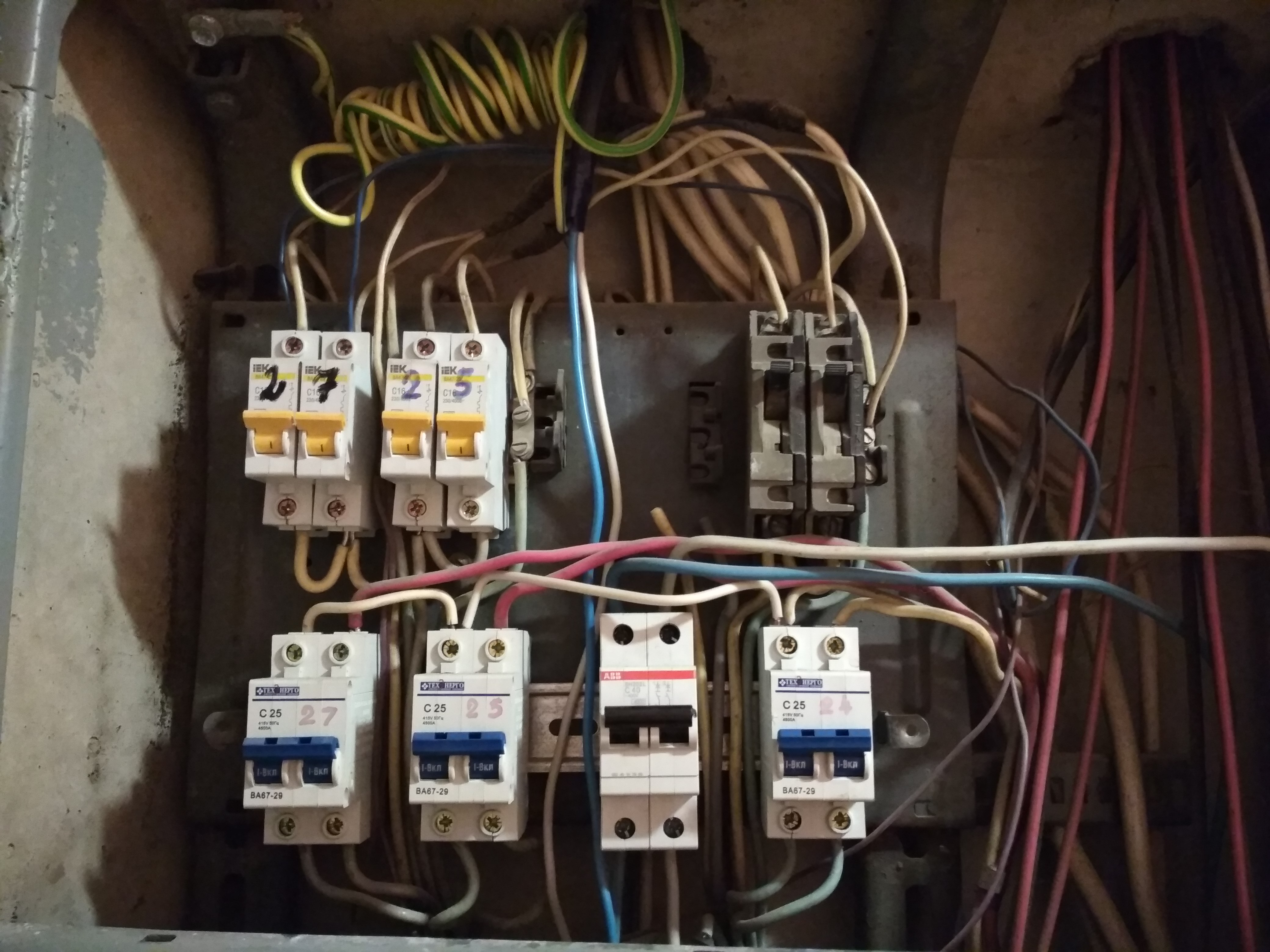 Перенести автоматы в квартиру. Перенести автоматы в квартиру. Электрический щиток в стене. Подъездные автоматы. Электрический щиток в подъезде.