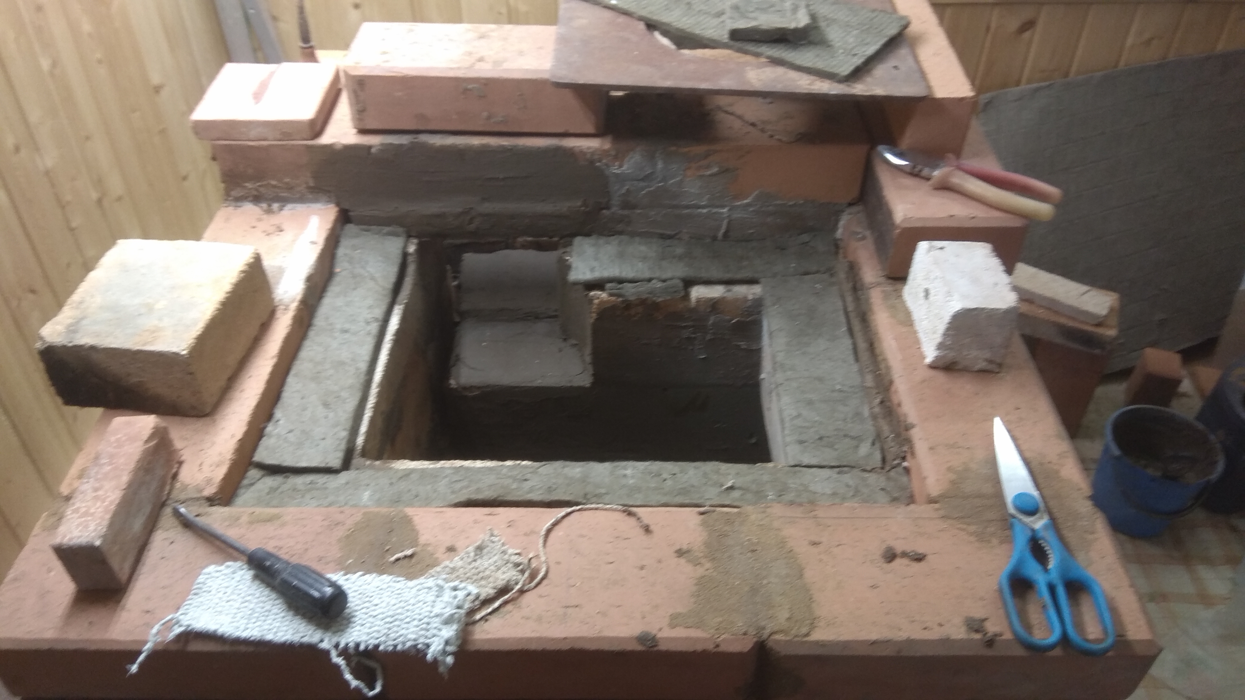 Сверху ложил варочную плиту. Демаю между варочной и перекрытием достаточно места чтобы работать?