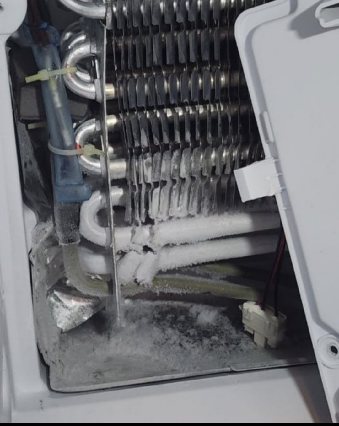 Прислал фото под крышкой. А заслонка - на крышке?