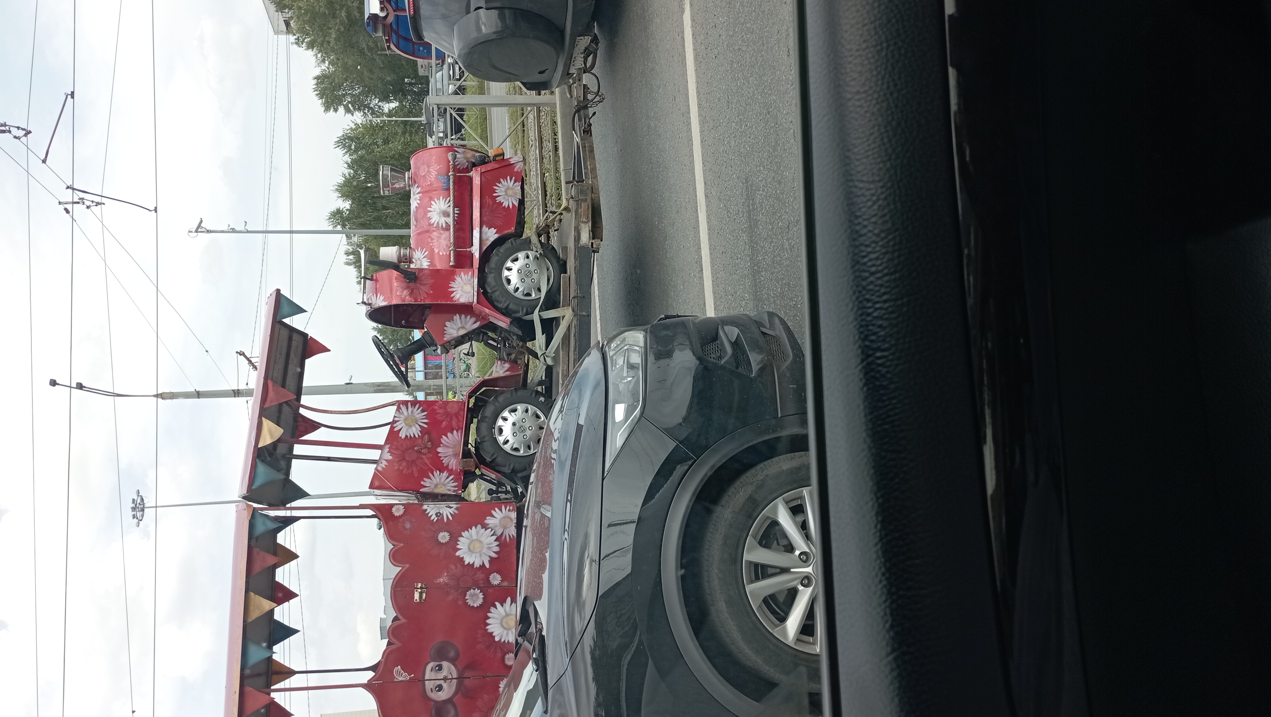 Вот такое увидел в дороге. Паровозики КМЗ закончились, пошли МТЗ...