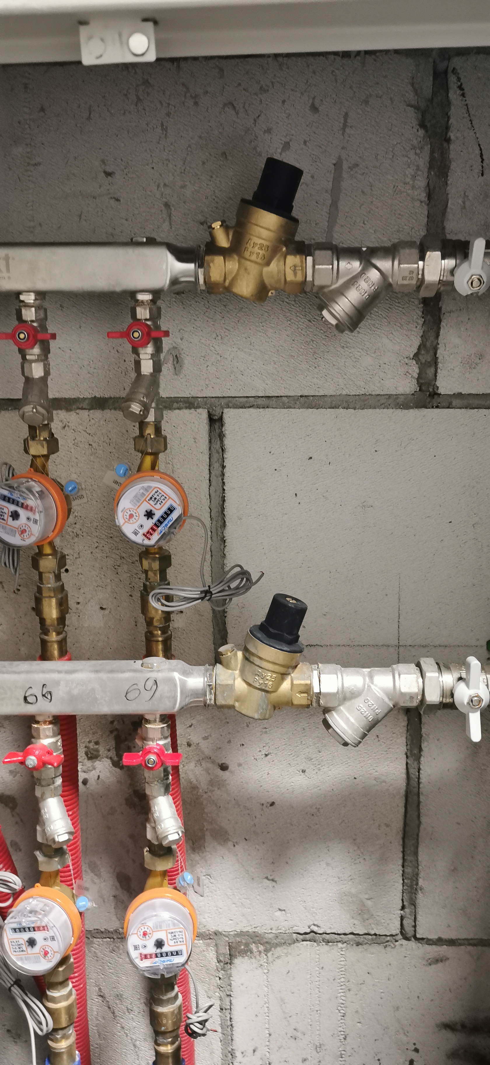 Фото разводки водопровода в подъезде