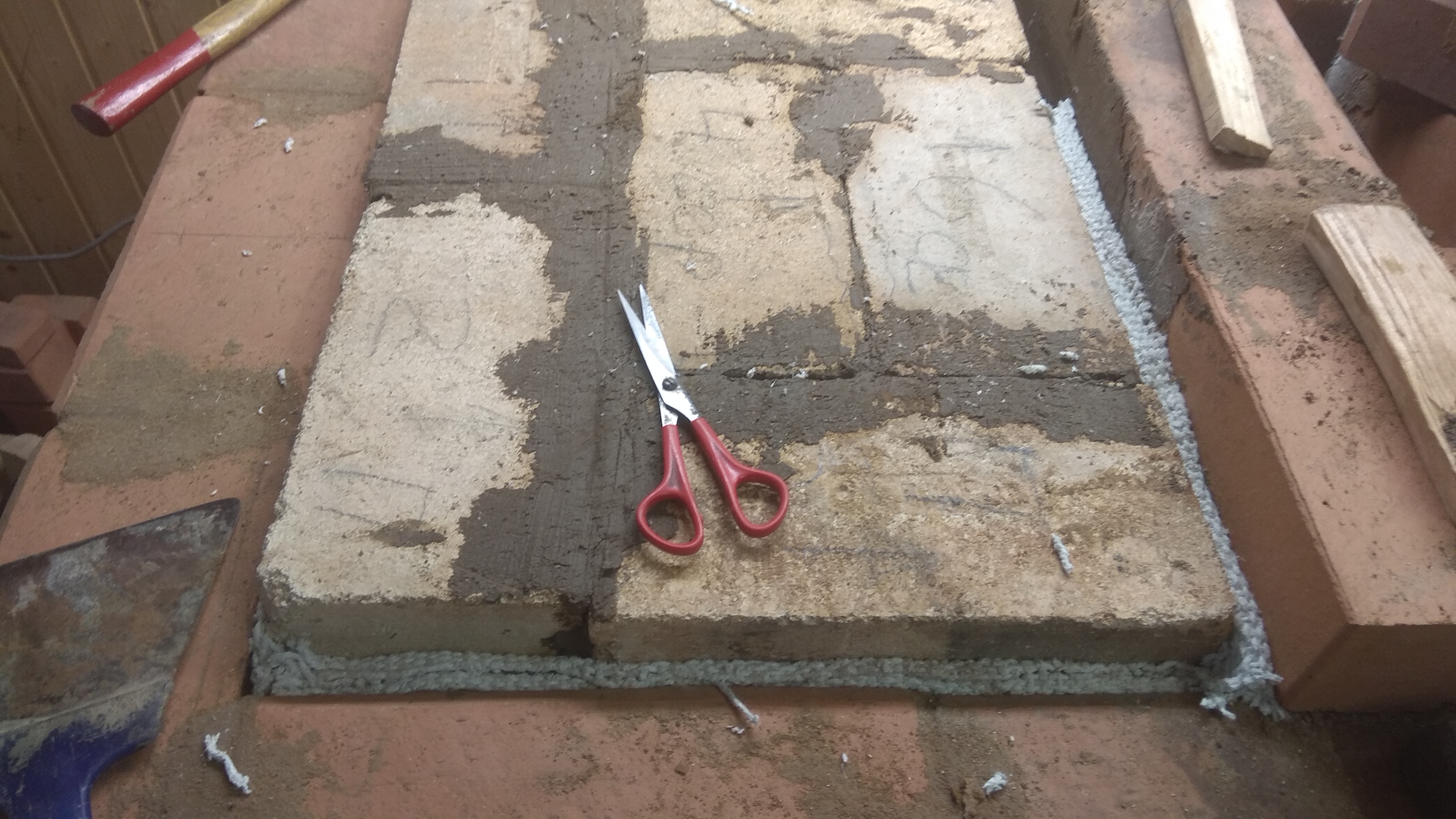 ряд кирпича шамотного на плите. Сделано как раз для того, чтобы духовка не расколялась. Варить в ней не собирались. А умереннй нагрев позволяет сушить яблоки и т.д. для компота и зелень для сушки на зиму.