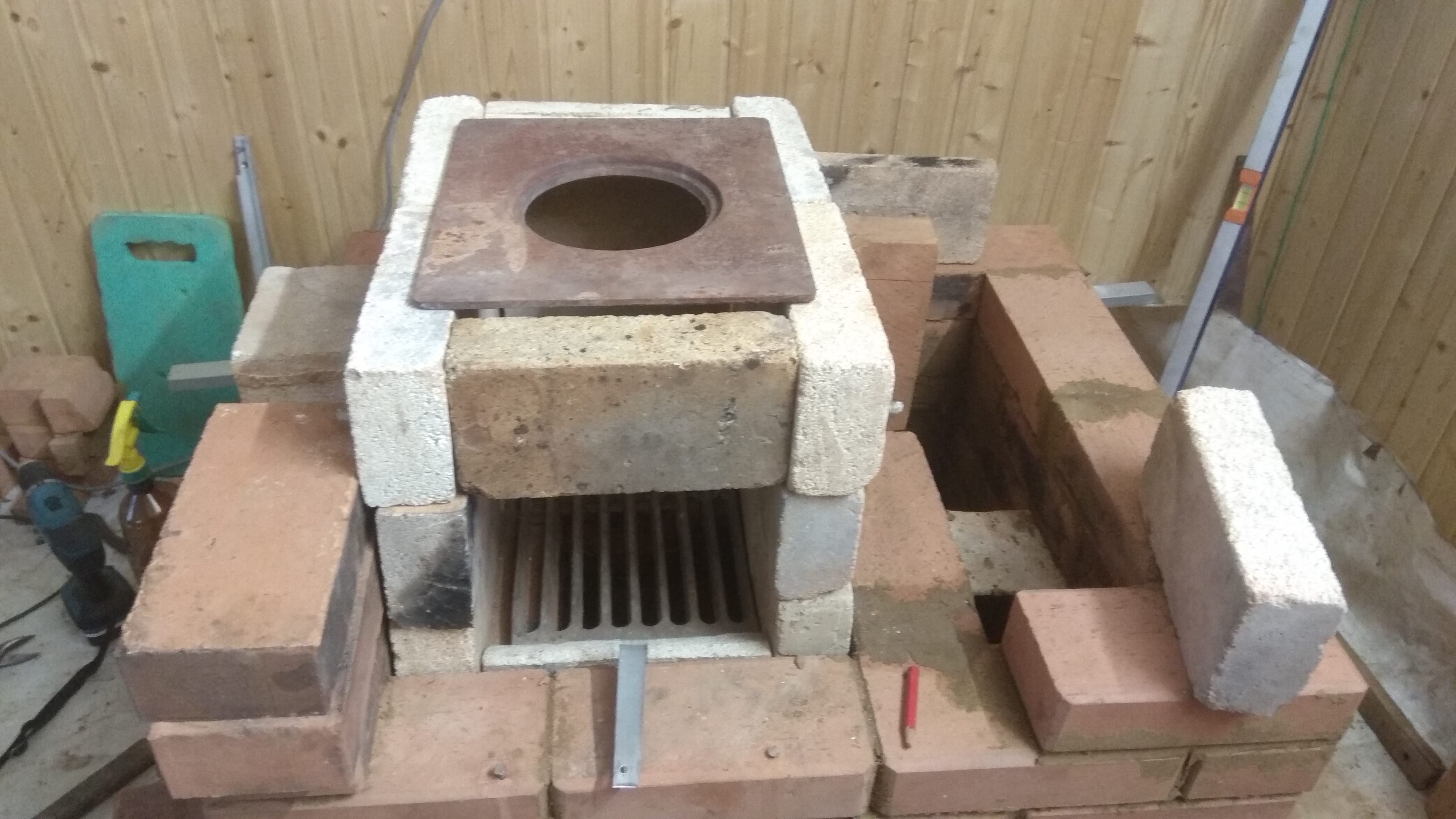 Вот крепление верхнего кирпича топочной камеры. Да и шамотного нужно не так уж и много, видно на снимке.