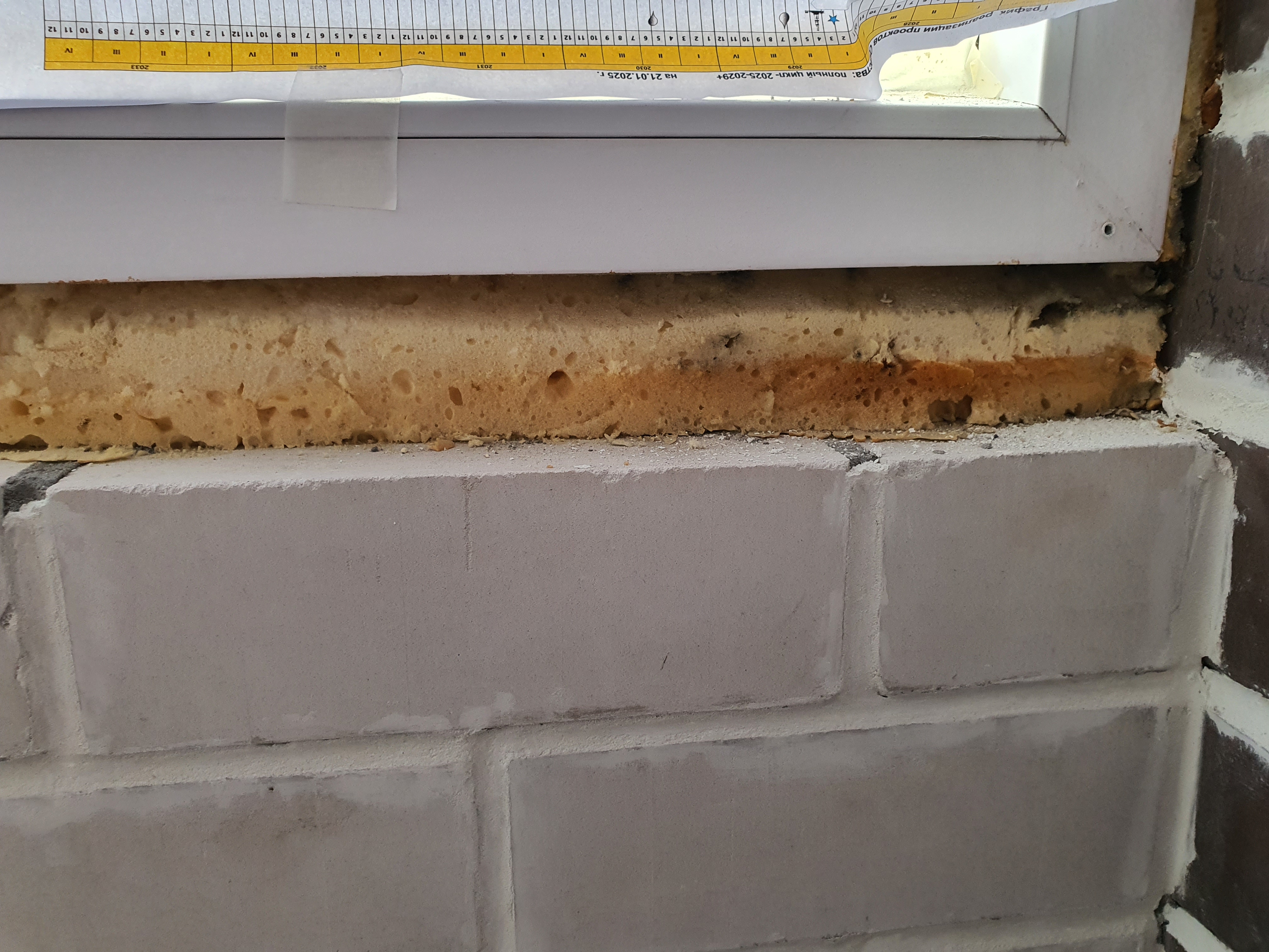 Шов под подоконником