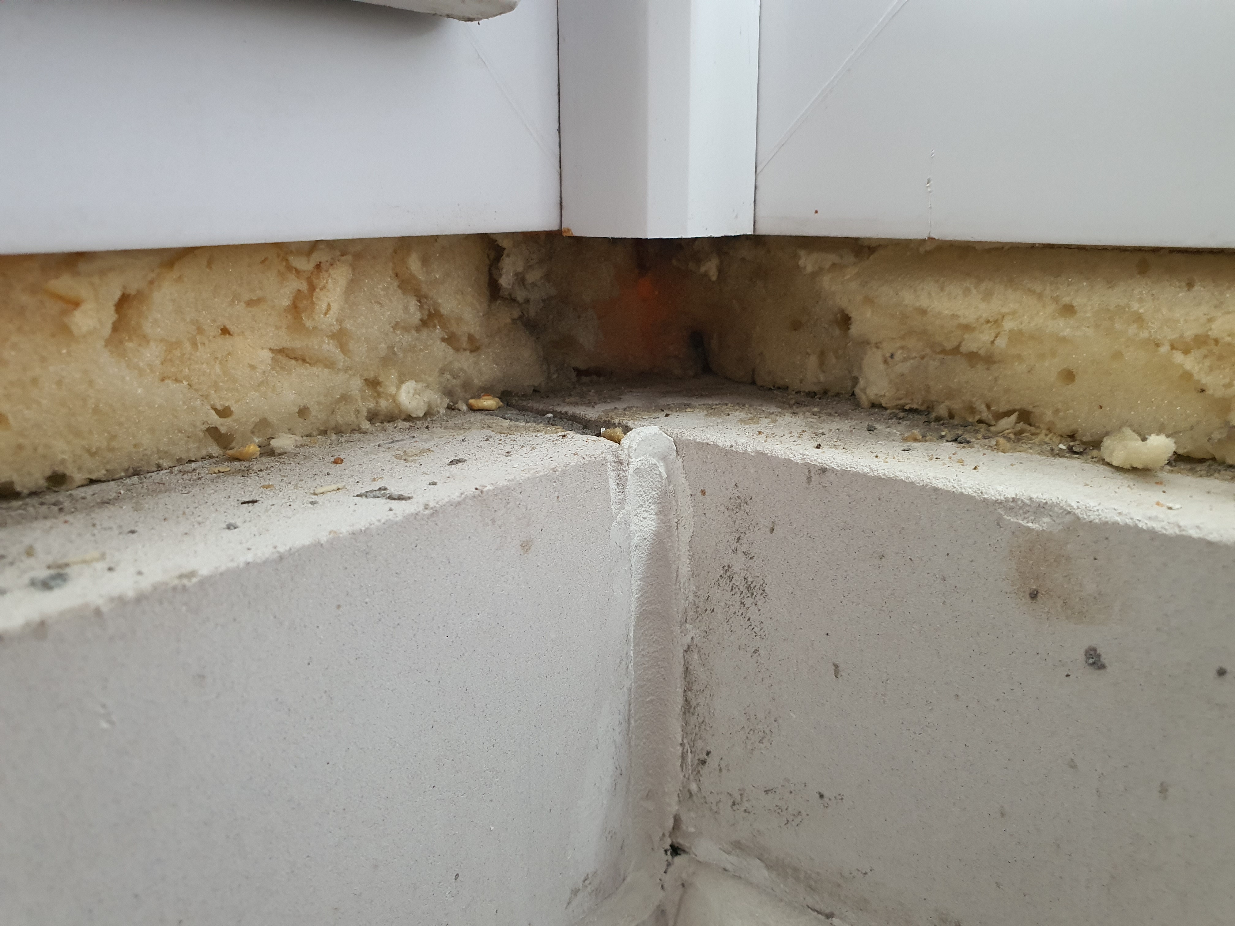 Угол под подоконником, сквозь пену дует