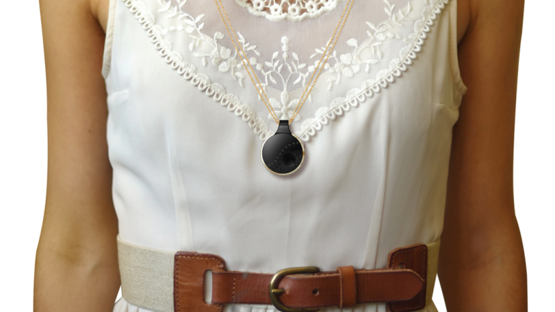 «Умное» украшение защитит женщин